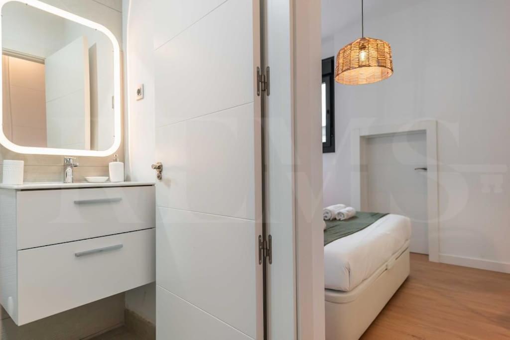 Fresh & Stylish Apartment With Parking By Rems Málaga Dış mekan fotoğraf
